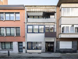 <p><strong>Instapklare belegging in Tienen: appartement met twee slaapkamers, nu al verhuurd</strong></p>
<p>Op zoek naar een vastgoedbelegging die vanaf dag één rendement oplevert? Dit appartement met twee slaapkamers in Tienen is precies dat: een instapklare investering die op dit moment al verhuurd is. Geen leegstand, geen zoektocht naar een huurder - u stapt meteen in met huurinkomsten.</p>
<p>Het appartement is praktisch ingedeeld met een inkomhal, apart toilet, leefruimte, aparte keuken en badkamer. De twee volwaardige slaapkamers bieden ruimte voor een gezin of huurders met kinderen, en via één van de slaapkamers heeft u toegang tot een klein terras - ideaal voor wie graag even buiten zit zonder de zorg voor een grote tuin. Bijkomende troef: twee kelderbergingen, altijd handig voor extra opslagruimte.</p>
<p>Met een EPC-waarde van 192 kWh/m² zit dit appartement energetisch goed in orde, wat het aantrekkelijk maakt voor zowel huurders als toekomstige kopers.</p>
<p>Kortom: een goed gelegen, verhuurd appartement dat vanaf de eerste dag rendement genereert - een opportuniteit die u niet mag laten liggen.</p>
<p>Wenst u een bezoek of meer informatie? Mail naar info@immogve.be of bel 016 56 56 14.</p>