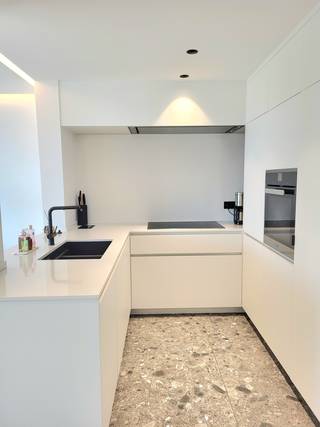 Prachtig <u><strong>gerenoveerd 3 slaapkamer appartement</strong></u> op de Zeedijk van Oostduinkerke te koop.<br />Dit modern appartement is <u><strong>centraal gelegen op de Zeedijk van Oostduinkerke</strong></u> en werd volledig gerenoveerd met de <u><strong>meest hoogwaardige materiale</strong>n</u> en biedt u alle comfort om zorgeloos te genieten van uw verblijf aan zee <br /><br />Het appartement omvat:<br />Inkom voorzien van inmaakkasten, volledig op maat gemaakte keuken voorzien van Miele toestellen, ruime woonkamer die uitgeeft op het ruime afgesloten terras vooraan waar u kunt genieten van de avondzon en het prachtig <u><strong>open zicht op zee en strand</strong></u> (de ramen aan de woonkamer zijn van het type spiegelglas om uw privacy te garanderen), badkamer met inloopdouche, apart toilet, 2 slaapkamers voorzien van inmaakkasten die allebei uitgeven op het zonneterras achteraan voorzien van zonneluifel, een derde slaapkamer met uitklapbaar bed en ingemaakte kasten voorzien van wasmachine en droogkast en een heel ruime kelderberging.<br /><br />Het appartement wordt u <strong><u>inclusief de hedendaagse meubels en inboedel</u></strong> aangeboden<br />Eveneens hebt u de <u><strong>mogelijkheid tot aankoop van 2 garageboxen</strong></u> (onder Zeedijk en Ijslandplein).