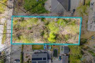 Contact: Maxime Van den Abbeele - 0494/05.23.55 - maxime.v@weinvest.be<br /><br />We Invest Charleroi &amp; En Fagne vous propose ce terrain de 1.265 m², situé au sein du Domaine du Bois de Roly, dans un environnement calme et verdoyant, idéal pour les amoureux de nature.<br /><br />Avec une largeur d'environ 21 mètres et une profondeur de 57 mètres, cette belle parcelle offre un espace généreux pour donner vie à votre projet.<br /><br />Vous profiterez d'un cadre paisible tout en restant à proximité des nombreux attraits de la région. Les Lacs de l'Eau d'Heure, les forêts environnantes, les sentiers de randonnée et les nombreuses activités de plein air font de cette région un lieu apprécié tant pour sa qualité de vie que pour son environnement naturel. Les commerces et services de Philippeville sont également accessibles en quelques minutes.<br /><br />Le terrain est situé hors zone inondable.<br /><br />Faire offre à partir de 70.000 €, sous réserve d'acceptation par les propriétaires.<br /><br />Contactez Maxime V pour toute information complémentaire ou pour organiser une visite