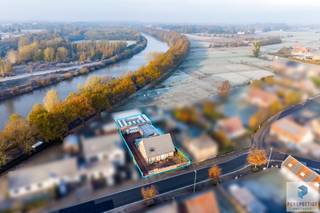 Statige, ruime villa met grote loods en ingerichte studio.Deze mooie  en ruime villa biedt een uitzonderlijke combinatie van wonen en werken. De...