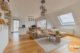 EERSTE BEZOEKDAG ZATERDAG 30/5 VAN 10U TOT 12U (enkel op afspraak!)<br /><br />SERSKAMP - Dit unieke appartement maakt deel uit van een keurige, recente residentie, vlakbij de dorpskern van Serskamp. In de directe omgeving zijn verschillende kleinhandelszaken, een schooltje, openbaar vervoer. Met bosrijk gebied &amp; de Kalkense Meersen in de directe omgeving vormt dit een ideale uitvalsbasis voor fietsers én wandelaars. De E40 bereik je binnen de 10 min.<br /> <br />Het appartement omvat een lichtrijke leefruimte waar de open keuken perfect geïntegreerd is. Verder is er een praktische berging/wasplaats, een nachthal, een badkamer met ligbad, twee slaapkamers voorzien van airco (warmte/koeling) en een apart toilet. De leefruimte geeft uit op een aangenaam terras. Bovendien beschikt dit appartement over een ondergrondse staanplaats en kelder. Deze zijn verplicht aan te kopen (20.000€).<br />Het appartement is uitgerust met een mooie parketvloer en een zeer gunstig E peil. <br />Ideaal voor eigen bewoning maar zeker ook als investering! <br /><br />Troeven: zeer gunstig EPC (E48), energiezuinig, recent gebouw in aangename omgeving, rustig maar toch centrale ligging,....<br /><br />Kortom: Bent u op zoek naar een recent energiezuinig tweeslaapkamer appartement in een aangename woonomgeving? <br />Aarzel dan niet en maak snel een afspraak 053/60.65.60<br /><br /> De vermelde prijs is een richtprijs. Na ontvangst van de biedingen zal de verkoper beslissen of hij/zij de eigendom verkoopt aan het beste bod. De richtprijs is aldus niet bindend voor de verkoper.