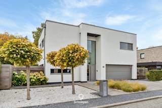 We vinden deze hoogwaardig afgewerkte woning met een bewoonbare oppervlakte van maar liefst 232 m² terug op een zonnig perceel...