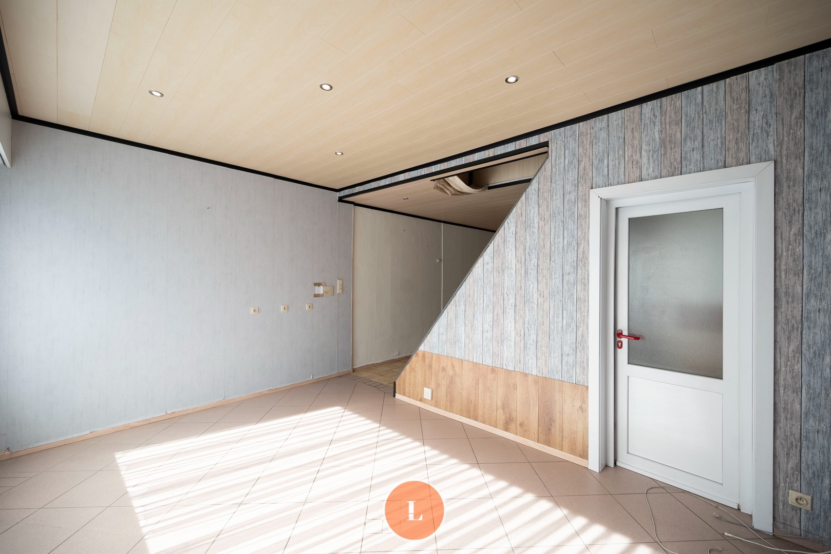 Te renoveren woning met 3 slaapkamers en garage in Menen. - photo 3