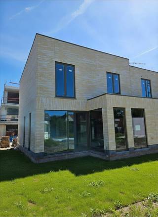 Centraal wonen vlakbij park Baron Casier<br /><br />+ 6 ruime woningen met 3 slaapkamers<br />+ Open, halfopen of gesloten<br />+ Zonnepanelen en warmtepomp, vloerverwarming<br />+ E-peil max. 20 = een korting van 50% op de onroerende voorheffing gedurende 5 jaar!<br />+ Ruime tuin met tuinberging, aparte toegang<br />+ Eigen garage<br />+ Mooie binnentuin: Bewoners van de woningen kunnen hier ook van meegenieten, een leuke extra voor wie op zoek is naar een aangename woonomgeving. Deze binnentuin biedt bewoners een groene oase midden in de stad, een plek waar rust en natuur centraal staan.<br /><br />Stijlvol en energiezuinig wonen in het kloppend hart van Waregem, waar de charme van een gezellige stad naadloos samengaat met alle voordelen van een moderne levensstijl én in de nabijheid van groen zoals park Baron Casier, wie droomt hier niet van? Wonen op <br />deze locatie is meer dan alleen een fijne woonplaats – het is een investering in de toekomst<br /><br />Eribo staat borg voor een goede klantenbegeleiding vanaf de aankoop tot aan de oplevering van het appartement. Wil je aanpassingen op vlak van indeling en afwerking? Dat kan. We begeleiden je graag van plan tot oplevering, vergezellen je tijdens je bezoeken aan verschillende showrooms en adviseren je over materialen om je appartement piekfijn af te werken, volledig volgens jouw smaak en wensen! <br /><br />Wil jij hier graag wonen? Maak dan nu snel een afspraak via ben@eribo.be of 0488/942.643.<br />Ruwbouw reeds afgewerkt.