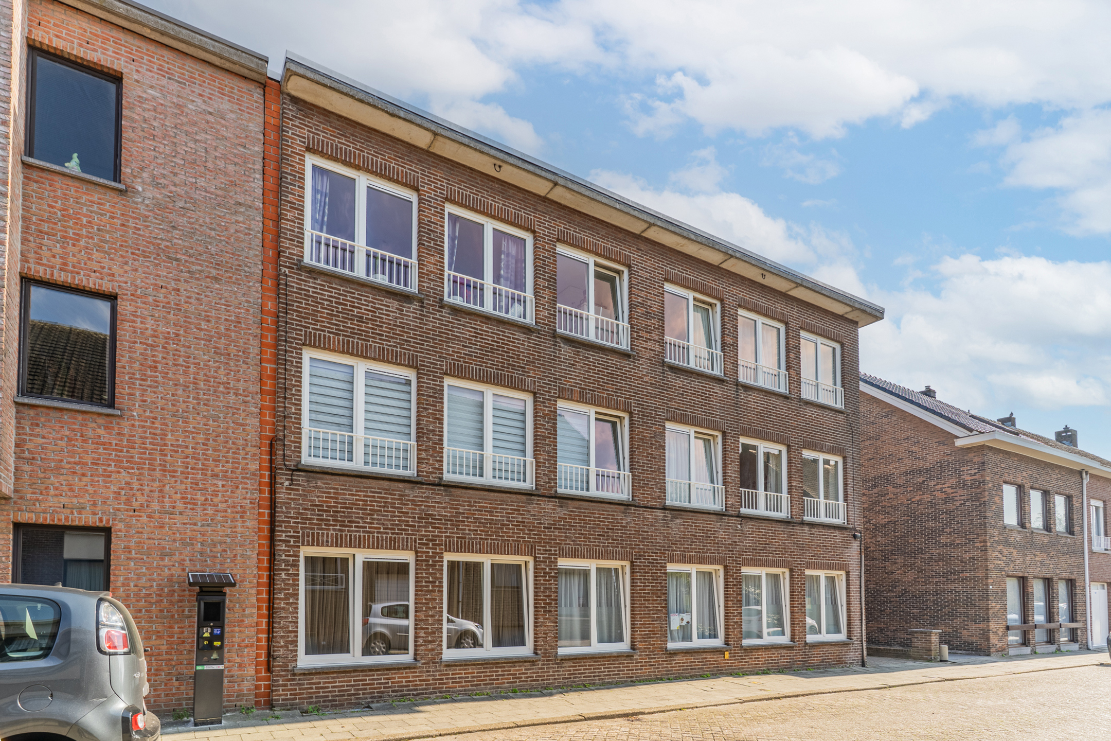 Goed verhuurd appartementsgebouw met 5 appartementen en 5 garages op goede locatie - foto 2