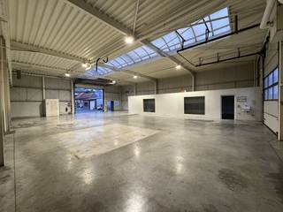 Dit unieke magazijn van 420 m² is nu beschikbaar voor verhuur. Het pand beschikt over een indrukwekkende vrije hoogte van 6 meter en is voorzien...