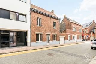 Degelijke goedgelegen te renoveren woning met extra bouwgrond/tevens ideale projectgrond. 366m2 in centrum Zottegem!Een belangrijke troef is de nabijheid van het AZ Sint-Elisabeth Zottegem, dat zich op slechts enkele minuten wandelen bevindt. INDELING: inkom en traphal, grote leefruimte, keuken, berging, 3 slaapkamers en zolder, handige garage/berging. Extra bouwgrond met veel potentieel. Te koop via Immo Beguin, jouw vastgoedexpert sinds 2009, met kantoren in Ronse, Waregem, Kortrijk, Deinze, Doornik, Lessines, Moeskroen en Nieuwpoort.Meer info via femke@immobeguin.be