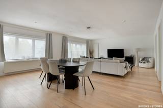 Dit ruime en bijzonder lichtrijke stadsappartement is volledig instapklaar. Het bevindt zich in een kleinschalig gebouw met slechts twee...