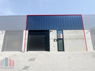 Fantastisch gelegen KMO-unit van 192 m² te huur in de industriezone van Machelen. Op slechts 850 m rijafstand van de <strong>R0 </strong>en nabij de bedrijvige Woluwelaan (R22). Bovendien vlotte ontsluiting naar de E19 (Machelen) en de E40 (Zaventem).<br /><br />De beschikbare ruimte omvat een magazijn van 120 m² met een vrije hoogte van 6 meter. Daarnaast beschikt het magazijn over een polybetonvloer en is toegankelijk via een automatische sectionaalpoort met een afzonderlijke toegangsdeur. De KMO-unit is voorzien van een instapklare kantoorruimte van 72 m² met een kitchenette en sanitaire voorziening. Tevens zijn er 2 privatieve parkeerplaatsen aanwezig. <strong>Onmiddellijk beschikbaar!</strong><br /><br />Heeft u interesse of wenst u graag meer details over dit aanbod? Neem contact op met <strong>Emanuël </strong>voor bijkomende (technische) inlichtingen, plannen of een vrijblijvend plaatsbezoek via <strong>0477 30 40 05</strong>.