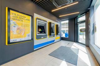 Ligging<br /><br />De commerciële ruimte is gelegen aan de Antwerpsesteenweg nabij het centrum van Gent. Op wandelafstand van het station Gent-Dampoort. Een makkelijke verbinding met het openbaar vervoer alsook de R4, E17 en E40.<br /><br />Indeling<br /><br />De verhuurde handelsruimte werd in 2024 gerenoveerd. Een jaarlijkse huurprijs van 28.298 euro. Het gelijkvloers bevat een welkom ruimte, twee kantoorruimtes, een ruime berging en twee toiletten. Er is een kelder aanwezig. <br /><br />Troeven<br /><br />- EPC B<br />- Centraal gelegen<br />- Gerenoveerd in 2024<br />- Aankoop met vast rendement<br /><br />Voor inlichtingen en/of bezoek, bel Arthur 0473 90 90 94