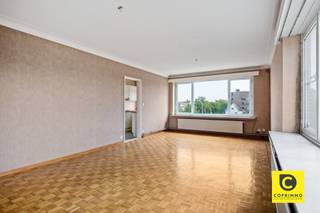 <h2><span>Te renoveren 3-slaapkamerappartement met terras en autostaanplaats </span></h2><p><span>Welkom in dit ruime te renoveren 3-slaapkamerappartement met een bewoonbare oppervlakte van ca. 115 m² en gunstig EPC, gelegen op de derde verdieping aan de Prins Boudewijnlaan 168 in Wilrijk. Dit appartement vormt een bijzonder interessante opportuniteit voor wie op zoek is naar een ruim renovatieproject met veel potentieel en mogelijkheden. Dankzij de ruime leefruimtes, drie volwaardige slaapkamers, het zuidgerichte terras en de interessante bestaande indeling beschikt het appartement over een uitstekende basis. Bovendien biedt de niet-dragende muur tussen de keuken en leefruimte de mogelijkheid om de woning volledig te transformeren naar een moderne open leefruimte met een ruime keuken en kookeiland.</span></p><h3><span>Ligging</span></h3><p><span>Het appartement bevindt zich aan de Prins Boudewijnlaan in Wilrijk, een vlot bereikbare en gegeerde locatie met een goede verbinding naar zowel Wilrijk als Antwerpen en de omliggende gemeenten. Dankzij de ligging zijn verschillende voorzieningen, winkels, scholen en horecazaken vlot bereikbaar. Ook de belangrijkste invalswegen en het openbaar vervoer bevinden zich in de nabije omgeving, waardoor zowel het centrum van Antwerpen als de omliggende gemeenten gemakkelijk bereikbaar zijn.</span></p><p><span>Een ideale ligging voor wie de combinatie zoekt van bereikbaarheid, voorzieningen en een aangename woonomgeving.</span></p><h3><span>Indeling</span></h3><p><span>Via de inkomhal betreedt u het appartement. De zeer ruime inkomhal vormt het centrale punt van de woning en zorgt voor een aangename verbinding tussen de verschillende ruimtes. Hier bevindt zich eveneens een praktische vestiairekast.</span></p><p><span>Vanuit de inkomhal komt u terecht in de ruime en zeer lichtrijke leefruimte. Dankzij de vele raampartijen geniet deze ruimte van een mooie natuurlijke lichtinval. De vloer is momenteel voorzien van een goed onderhouden blokjesparket, wat een mooie basis vormt voor de verdere renovatie.</span></p><p><span>Aansluitend bevindt zich de volledig geïnstalleerde keuken. Deze is momenteel praktisch ingericht in een U-vorm en beschikt over de nodige voorzieningen, met uitzondering van een vaatwasser.Een belangrijk pluspunt voor toekomstige verbouwers is dat de muur tussen de keuken en de leefruimte geen dragende muur is. Hierdoor zijn er verschillende mogelijkheden om de huidige indeling te optimaliseren. Zo kan de keuken bijvoorbeeld worden opengetrokken naar de leefruimte en kan er een moderne open keuken met kookeiland worden gecreëerd. Hierdoor ontstaat een ruime, open en hedendaagse leefruimte die volledig kan worden aangepast aan de wensen van de nieuwe eigenaar.</span></p><p><span>Via de keuken heeft u toegang tot het zuidgerichte terras van ca. 6 m². Dankzij de zuidoriëntatie geniet u hier van een aangename hoeveelheid zon. Er is tevens een praktische opbergkast voorzien.</span></p><p><span>Vanuit de leefruimte komt u opnieuw in de inkomhal, vanwaar de drie slaapkamers bereikbaar zijn. Het appartement beschikt over drie volwaardige slaapkamers van respectievelijk ca. 14 m², 12,5 m² en 9 m². </span></p><p><span>De badkamer is uitgerust met een ligbad, lavabo met spiegelkast en mechanische ventilatie. Ook deze ruimte biedt dankzij de renovatiemogelijkheden de kans om een volledig nieuwe en moderne badkamer te creëren. Verder is er nog een apart gastentoilet aanwezig.</span></p><p><span>Tot slot beschikt het appartement over een ruime autostaanplaats in het gebouw, bereikbaar via de automatische poort. Deze staanplaats dient verplicht mee aangekocht te worden voor 13.500 euro. </span></p><h3><span>Troeven</span></h3><ul><li><span>Ca. 115 m² bewoonbare oppervlakte</span></li><li><span>Te renoveren appartement met zeer veel potentieel</span></li><li><span>3 volwaardige slaapkamers </span></li><li><span>Mogelijkheid tot open keuken met kookeiland dankzij niet-dragende keukenmuur</span></li><li><span>Zuidgericht terras van ca. 6 m²</span></li><li><span>Gunstig EPC-label B</span></li><li><span>Asbestveilig</span></li><li><span>Dak gerenoveerd en geïsoleerd conform de doelstelling 2050</span></li></ul><p><span> </span></p><p><span>Kortom: een ruim appartement met een uitstekende basis en vooral heel wat mogelijkheden voor wie bereid is de handen uit de mouwen te steken. Een ideaal renovatieproject om een ruime, moderne en volledig gepersonaliseerde woonomgeving te creëren.</span></p>