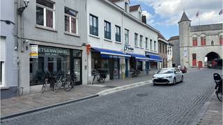 <strong>Handelspand </strong>te huur op een commerciele ligging in de <strong>Langestraat</strong> in het <strong>centrum van Brugge</strong>, vlakbij de Kruispoort en de ring. <br />+ Energielabel B! <br />+ Uitstekende mobiscore 9,1 op 10!<br />+ Bruikbare vloeroppervlakte : 83 m²<br />Geen horeca!<br /><br />Omvat een etalage, handelsruimte in 2 delen ( 38 en 22 m², thans winkelruimte met atelier ), berging, een afzonderlijk toilet met wastafel en een ruime koer. <br />#slimondernemen #brugge<br /><br />Beschikbaar  1 oktober 2026
