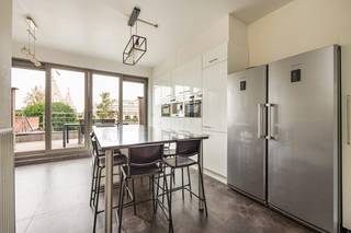 Op een gunstige locatie in Wilrijk bevindt zich deze ruime en veelzijdige eigendom, officieel ingericht als vergunde tweewoonst. Met een totale bewoonbare oppervlakte van ca. 231 m², vijf slaapkamers, twee badkamers en aangename buitenruimtes biedt dit pand tal van mogelijkheden voor zowel investeerders als eigenaars die wonen en verhuren willen combineren.<br />De woning omvat twee volwaardige woonentiteiten met elk hun eigen leefruimte en voorzieningen. Op het gelijkvloers ( ±75m²) bevindt zich een appartement met een ruime leefruimte, slaapkamer en rechtstreekse toegang tot de tuin (±120m²). De bovenliggende duplex (±125m²) beschikt over 4 slaapkamers, een comfortabele leefruimte, een volledig uitgeruste keuken en een aangenaam terras.<br />De eigendom werd in 2013 grondig gerenoveerd en beschikt onder meer over dubbele beglazing en centrale verwarming op gas. Dankzij de twee vergunde woonentiteiten en de afzonderlijke meters is het pand bijzonder interessant voor verhuur en biedt het een flexibele invulling.<br />Voor investeerders is dit een bijzonder interessant dossier: bij verhuur van beide entiteiten aan marktconforme huurprijzen kan een bruto rendement van circa 5% worden nagestreefd. De combinatie van twee vergunde woonentiteiten, een ruime totale oppervlakte en een eigen tuin vormt hierbij een belangrijke troef.<br />Een veelzijdige eigendom met verschillende mogelijkheden: zelf bewonen, gedeeltelijk verhuren of volledig als opbrengsteigendom exploiteren.