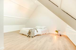 <br /><strong>Welkom in deze volledig gerenoveerde gezinswoning gelegen te Dorpstraat 125 in Burcht — een woning waar ruimte, comfort en afwerking centraal staan.</strong><br /><br />Bij het binnenkomen word je verwelkomd in een<strong> ruime inkomhal </strong>met aansluitend een <strong>eerste badkamer</strong> (4,8 m<sup>2</sup>) voorzien van een inloopdouche en toilet — ideaal voor extra comfort in het dagelijkse gezinsleven.<br />Verder betreed je de lichtrijke open <strong>leefruimte waar woonkamer, eetplaats en keuken</strong> (25,1 m² -15 m²-10,2m<sup>2</sup>) naadloos in elkaar overvloeien. Dankzij de hoge plafonds en de open indeling geniet je hier van een aangenaam gevoel van ruimte en licht.<br /><br />De keuken sluit mooi aan op de gezellige stadskoer, een onderhoudsvriendelijke buitenruimte waar je in alle rust kan genieten van een koffiemoment of aperitief.<br /><br />De volledige benedenverdieping werd afgewerkt met een onderhoudsvriendelijke tegelvloer in warme houtlook.<br />Daarnaast is er een praktische technische ruimte voorzien voor wasmachine, droogkast en de gasverwarmingsinstallatie.<br /><br />Op de <strong>eerste verdieping </strong>bevinden zich <strong>drie volwaardige slaapkamers </strong>(13,2 m² – 14,3 m² – 9,5 m²) en een <strong>ruime tweede badkamer</strong> uitgerust met dubbele lavabo, douche én ligbad — een absolute meerwaarde voor gezinnen of wie graag extra comfort wenst.<br /><br />Via de vaste trap bereiken we de bovenste verdieping waar zich <strong>de royale master bedroom </strong>(21 m²) bevindt. Deze verdieping biedt tal van mogelijkheden en kan perfect dienen als ouderlijke suite, extra hobbyruimte of comfortabele thuiswerkplek.<br /><br />De woning werd grondig gerenoveerd waarbij elektriciteit, sanitair en verwarmingsinstallatie werden vernieuwd.<br />Bovendien beschikt de woning over een conforme elektrische keuring, waardoor je hier zonder zorgen kan intrekken.<br /><br /><u><strong>Technische kenmerken:</strong></u><br />EPC: 158 kWh/m²jaar — Label B<br />Elektrische installatie conform<br />Geen renovatieverplichting<br />G- & P-score: C – C<br />Stedenbouwkundige inlichtingen: Wg – Vg – Gvv – Gmo – Gvkr<br /><br />Op zoek naar een instapklare woning met ruimte, comfort en een centrale ligging? Contacteer ons vandaag nog voor een bezoek via 03 369 70 33.<br /><br /><br /><br />