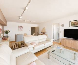 Op zoek naar een comfortabel en recent appartement vlak bij zee? Dan is dit stijlvolle gemeubeld tweeslaapkamerappartement op de negende verdieping precies wat u zoekt. Met een prachtig uitzicht over het strand en de zee, is het appartement zeer centraal gelegen, nabij diverse handelszaken, onderwijsinstellingen en het openbaar vervoer.<br /><br />Via de inkomhal heeft u enerzijds toegang tot de woonkamer voorzien van grote raampartijen die toegang geven tot het terras met zicht op zee. aansluitend vindt u de keuken, die is voorzien van een kookplaat met bijhorende dampkap, spoelbak, koelkast met vriezer, vaatwasser en oven. Naast de keuken vind men ook een handige berging met aansluiting voor een wasmachine en droogkast. Verder biedt de inkomhal toegang tot de twee slaapkamers met een terras aan de achterzijde van het gebouw. Anderzijds biedt de inkomhal toegang tot de badkamer, voorzien van een inloopdouche, een bidet, een lavabo en verscheidene kasten. Daarnaast vindt men ook nog een apart gastentoilet.<br /><br />Er bestaat de mogelijkheid tot het bijkomend huren van een garagebox onder het Leopoldpark tegen een maandelijkse huurprijs van €150.<br /><br />Een unieke kans aan de kust, waar licht, ruimte en ligging samenkomen.<br /><br />Aarzel niet langer en leg onmiddellijk uw bezoek vast!<br /><br />Beschikbaar vanaf 1 September 2026<br /><br />Provisie verwarming: €50/maand.<br /><br />Provisie algemene kosten: €70/maand.<br /><br />