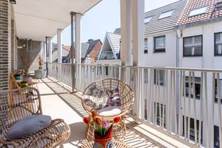 Wonen in het project Falconhoven betekent genieten van het beste van twee werelden. Enerzijds bevindt u zich midden in de bruisende Antwerpse binnenstad, anderzijds woont u op wandelafstand van het Eilandje, de vernieuwde kaaien en tal van gezellige restaurants, cafés en winkels. <br /><br />De verzorgde architectuur, groene binnentuinen en aangename sfeer van Falconhoven zorgen daarbij voor rust en ademruimte in het hart van Antwerpen. <br /><br />Dit appartement bevindt zich op de tweede verdieping van het recente woonproject Falconhoven, opgeleverd in 2019. <br /><br />Dankzij de hoge plafonds, de zuidgerichte oriëntatie en de grote raampartijen geniet het appartement van een overvloed aan natuurlijk daglicht. De leefruimte biedt voldoende plaats voor zowel een gezellige zithoek als een ruime eethoek en sluit naadloos aan op de open keuken. De volledig uitgeruste keuken werd afgewerkt met kwalitatieve materialen en voorzien van alle hedendaagse comfort. <br /><br />Als kers op de taart heb je vanuit de leefruimte toegang tot het ruime zonneterras waar je kan genieten van een koffietje in de ochtend of een rustige avond in de buitenlucht. <br /><br />Verder beschikt het appartement over een comfortabele slaapkamer met ingemaakte kasten, een moderne badkamer met inloopdouche en een praktische berging. <br /><br />Kortom: ruim en comfortabel wonen in een recente, rustige setting, op wandelafstand van alles wat de Stad te bieden heeft. <br /><br />Epc: 44 kWh/m2, E-peil: E27, P&G-score: D, Sted. geg. In aanvraag