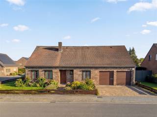 Cette maison unifamiliale de caractère soignée, avec une superficie habitable de 169 m² et offrant une largeur de façade de pas moins de 17...