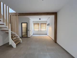 Deze woning is gelegen nabij het station van Ieper, op een boogscheut van openbaar vervoer, scholen, lokale handelaars en de Grote Markt van Ieper. <br />De woning is op het gelijkvloers voorzien van een inkomhal, een eet- en zithoek, een volledig uitgeruste keuken, een berging/wasplaats en een badkamer. <br />Op de eerste verdieping situeert zich de nachthal en 2 volwaardige slaapkamers voorzien van inbouwkasten. <br />Verder is er een kleine koertje aanwezig. Ook werd de woning reeds geschilderd, voorzien van lichtarmaturen, raamdecoratie en zonnepanelen alsook is er in de kamers airco aanwezig. De benedenverdieping is verwarmd met vloerverwarming op aardgas. <br /><br />De woning is beschikbaar vanaf 01/07/2026.