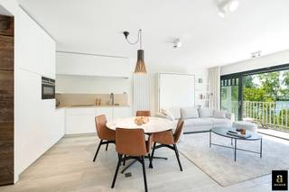 Licht en ruim appartement met zonneterras en uniek zicht op het Duinenwatermeer. Dit smaakvol afgewerkte appartement bevindt zich op de...