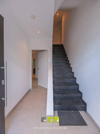 <span><strong>GELIJKVLOERS APPARTEMENT MET 2 SLAAPKAMERS, TERRAS EN OVERDEKTE STAANPLAATS TE STOKKEM.<br /><br />TROEVEN<br /></strong>- Recent gebouw (bouwjaar 2017).<br />- Gelijkvloers wonen.<br />- Mooie afwerking.<br />- 2 slaapkamers.<br />- Privé oprit.<br />- Overdekte staanplaats of terras.<br />- Zonnepanelen.<br />- Berekend E-peil E48.<br />- Ruime kelderberging.<br /><br /><strong>KELDERVERDIEPING<br /></strong>- Kelderberging.<br /><strong><br /></strong><strong>GELIJKVLOERS<br /></strong>- Inkomhal ((2,16m x 2,26m) + (2,37m x 1,00m) = 7,25m²): tegelvloer.<br />- Woonkamer (5,28m x 5,40m = 28,51m²): schuifraam naar terras, tegelvloer.</span><br /><span>- Keuken ((2,22m x 2,13m) + (3,75m x 4,26m) = 20,71m²): geïnstalleerd met onder- en bovenkasten, lades, gasvuur, dampkap, microgolfoven, oven, koelkast en vaatwasser, tegelvloer.</span><br /><span>- Toilet (2,09m x 1,04m = 2,18m²): hangtoilet, lavabo, tegelvloer.</span><br /><span>- Berging/wasplaats (2,17m x 2,15m = 4,67m²): aansluiting wasmachine en droogkast, ventilatiesysteem, tegelvloer.</span><br /><span>- Badkamer ((2,14m x 2,06m) + (1,24m x 1,02m) = 5,67m²): ingericht met badkamermeubel met dubbele lavabo, onder- en spiegelkast en lades, aparte douche, tegelvloer.<br />- Slaapkamer 1 (2,82m x 3,03m = 8,54m²): tegelvloer.<br />- Slaapkamer 2 (3,13m x 3,87m = 12,11m²): tegelvloer.<br /><br /><strong>EXTERIEUR</strong></span><br /><span>- Terras.<br />- Overdekt staanplaats/terras.<br />- Privé oprit.<br /><br /><b>EXTRA INFORMATIE<br /></b>- Dit appartement wordt momenteel nog verhuurd maar de huidige huurder zal in april verhuizen. Het appartement zal dus bij akte beschikbaar zijn voor de koper. <br /><br />Bekijkt u deze advertentie via een aanverwante vastgoedsite, surf dan zeker naar onze website <strong>www.N78vastgoed.be</strong> voor een uitgebreide beschrijving en foto's. <strong>Meer info: +32 (0)89 86 18 88 of info@N78vastgoed.be.</strong></span>