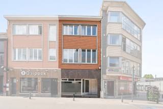 Ben je op zoek naar een unieke combinatie van wonen en werken in het hart van Ninove? Dankzij de uitstekende zichtbaarheid, centrale ligging én...