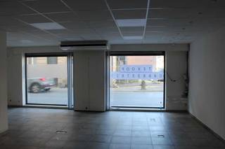 Commercieel handelspand met vele doeleinden, in het centrum en volledig gerenoveerd.Inkomhal 9 m² met commercieel ruimte 50 m², en drie aparte kamers...
