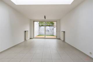 <p><span>Deze instapklare en goed onderhouden woning – gelegen in de Ghesquierestraat 42 te Deinze – biedt een praktisch ingedeelde leefruimte met aangename lichtinval. De woning bevindt zich op een goede locatie met vlotte bereikbaarheid en is gesitueerd in het stadscentrum nabij winkels en scholen.</span></p><p><span>Troeven:</span><span><br />- Volledig opnieuw geschilderd<br />- Leuk terras<br />- Netjes onderhouden en direct beschikbaar<br />- Berging en wasruimte voorzien<br />- Drie volwaardige slaapkamers<br />- Rustige ligging met goede bereikbaarheid</span></p><p><span>Indeling</span><span><br />- Inkomhal – apart toilet – leefruimte met open, ingerichte keuken – berging – terras en tuin.<br />- Eerste verdieping: wasruimte – slaapkamer – badkamer.<br />- Tweede verdieping: twee slaapkamers.</span></p><p><span>Deze woning is ideaal voor wie op zoek is naar comfort, praktische ruimtes en een aangename buitenomgeving in Deinze.</span></p><p><span>Huurprijs:</span><span> 1.025 euro per maand<br /></span><span>Huurwaarborg:</span><span> 3 maanden<br /></span><span>Extra kosten:</span><span> aandeel huurder in plaatsbeschrijving<br /></span><span>Beschikbaarheid:</span><span> 01/01/2027</span></p><p><span>Wenst u meer informatie of een bezoek? Contacteer ons op het nummer 09 227 08 90 of via yana@heritagevastgoed.be</span></p><p><span> </span></p>