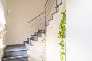 Dit charmante appartement combineert ruimte, licht en comfort op een rustige locatie.Via de privatieve inkomhal bereikt u via een trap de...
