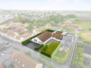 Gunstig gelegen eigendom vlakbij de N36 te Izegem bestaande uit ruime  woning met loods van 400m² . Moderne loods (2006) van 400m². Gedeeltelijk ingedeeld met sandwichpanelen die gemakkelijk kunnen verwijderd worden. Woning bestaande uit inkomhal met gastentoilet, ruime woonkamer met aparte eetplaats, moderne keuken. Op gelijkvloers 1 slaapkamer met dressing en badkamer. Op verdieping 3 slaapkamers en badkamer. Mogelijkheid tot het creëren van meerdere kamers. Woning is voorzien van airco.<br />Exterieur: buitenzwembad met automatische overkapping, sauna en tuin.