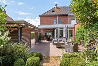 Deze uiterst verzorgde halfopen woning in Harelbeke combineert instapklaar wooncomfort met heel wat praktische troeven. Dankzij verschillende recente vernieuwingen, een gezellige tuin en ruime parkeermogelijkheden is dit een ideale gezinswoning!Troeven: Nieuwe keuken en badkamer (2020), vernieuwd dak en dakgoten, warmtepomp (2025) + airco in beide slaapkamers, gezellige gaskachel, dubbele beglazing en automatische rolluiken, vernieuwde oprit en carport voor 2 wagens, overdekt terras en gezellig aangelegde tuin, regenwaterput van 3.000L, zolder met vaste trap en uitbreidingsmogelijkhedenIndeling: inkomhal, gezellige leefruimte, ruime leefkeuken, apart toilet en kelder. Aansluitend vinden we het overdekte terras, de aangelegde tuin en het tuinhuis. Op de eerste verdieping bevinden zich de nachthal met ingemaakte kasten, 2 slaapkamers met airco waarvan één met ingemaakte kasten, een vernieuwde badkamer met bad én douche en een apart toilet met opbergruimte.Via de vaste trap bereiken we de ruime zolder, ideaal voor wie op termijn extra woonruimte wenst te creëren.De woning geniet van een rustige, aangename ligging en is tegelijk vlot bereikbaar, met scholen, winkels, openbaar vervoer en andere dagelijkse voorzieningen op wandelafstand. Een bijzonder goed onderhouden woning waar comfort, gezelligheid en toekomstmogelijkheden perfect samenkomen. Meer informatie of een bezoekje gewenst? feline@immobeguin.be