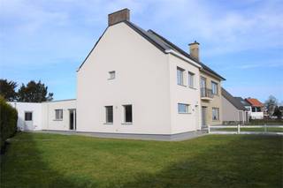 Woning met tuin én garage. Woning omvattende inkomhal, apart toilet, leefruimte met aansluitend keuken, badkamer, bergingen (2), douchekamer,...