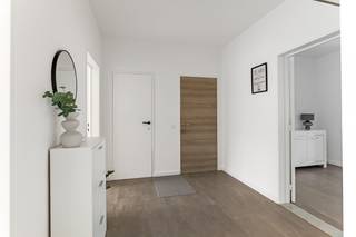 Dit gezellig, volledig gerenoveerd appartement is goed gelegen in een rustig, kleinschalig appartementsblokje, vlakbij het centrum van Hoevenen. Winkels, scholen en openbaar vervoer zijn in de omgeving vlot bereikbaar. Niettemin is dit een rustige, aangename woonwijk. U komt het appartement op de 1e verdieping binnen via een aparte inkomhal, vanwaar u meteen toegang heeft tot de bijzonder ruime woonkamer. Een groot raam aan de straatzijde trekt hier heel wat daglicht naar binnen. Grenzend aan de woonkamer bevindt zich een recente, gerieflijk ingerichte keuken. Verder beschikt het appartement nog over een praktische berging, 3 ruime slaapkamers, een apart toilet en een badkamer met ligbad met douchescherm en wastafel met meubel. Bij het appartement hoort een privatieve garagebox, dewelke onmiddellijk toegankelijk is vanuit de inkomhal. Deze is niet in de vraagprijs inbegrepen, maar dient verplicht bij aangekocht te worden voor €25.000. Gem. kosten: €210,25/maand. Er is geen lift aanwezig in het gebouw.