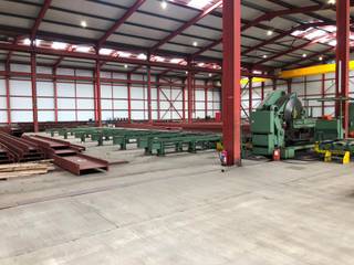 <span>Magazijnruimte van 2.000m² met sectionaal poort te Mechelen-Noord.<br />Mogelijkheid voor extra buitenterrein tot ca. 4.000m²<br /><br />Mogelijkheid om gebruik te maken van een rolbrug.<br />Mogelijkheid om extra kantoren te huren in de bestaande kantoren of te werken met een mobiele kantoorunit in het magazijn.<br /><br />De gebouwen hebben een vrije hoogte van 12m (10m onder de rolbruggen)<br /></span>