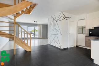 Modern appartement, nabij het centrum van Geel.<br /><br />Op zoek naar een appartement op in de buurt van scholen, winkels, restaurants en openbaar vervoer? Ontdek dit appartement op de eerste verdieping gelegen in een nabij het centrum van Geel.<br /><br />Indeling:<br />Men komt binnen in de inkomhal met toegang tot het gastentoilet. Van hieruit kan men naar de open keuken (kasten, vaatwasser, spoelbak, dampkap, keramisch kookvuur, oven en koelkast) met eetkamer die overloopt naar de living. <br />Op de tweede verdieping bevinden er zich 3 slaapkamers en ingerichte badkamer (tegels, dubbele lavabomeubel, bad, douche, toilet)<br /><br />Verder beschikt het appartement nog over een ruim terras aan de voorkant van de woonst dat bereikbaar is via de eetkamer en een tweede terras die bereikbaar is via de living. Alsook een autostaanplaats aan de voorkant van het gebouw. <br /><br />Troeven van dit appartement:<br />- Centrale ligging<br />- EPC-label B (126 kWh/m²)<br />- Ideale investeringsoppertuniteit <br />- autostaanplaats aanwezig<br />- ...<br /><br />Dit appartement combineert een gunstige ligging en een interessant rendement. Perfect voor zowel eigen bewoning als investering!<br /><br />Voor meer informatie of een bezoek ter plaatse, kan u contact opnemen met IMMO SP via 014 59 10 20 of mailen naar info@immosp.be. Benieuwd naar de waarde van uw eigen woning? Vraag vrijblijvend een gratis verkoopanalyse aan – wij helpen u graag verder!