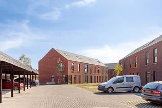 Instapklare BEN-woning met zonnige tuin in het rustige Baukelandhof te Melsele. Deze energiezuinige tussenwoning ligt op een perceel van 121 m² en biedt comfort, duurzaamheid en functionaliteit.<br />Indeling &amp; troeven:<br />Inkomhal met gastentoilet, Ruime, lichtrijke woonkamer, Volledig aangelegde tuin met zuidoostelijke oriëntatie, Tuinberging van 9 m²<br />Achteringang via tuinpad.<br />Energiezuinig wonen: Deze BEN-woning voldoet aan de strengste energie-efficiëntienormen. Dankzij de warmtepomp en vloerverwarming geniet je van een aangenaam binnenklimaat en lage energiekosten.<br />Extra pluspunten:<br />Rustige ligging in een doodlopende straat<br />Praktische indeling met veel lichtinval<br />Tuin met privacy en directe toegang via achterpad<br />Duurzame technieken en lage EPC-score<br />Ideaal voor wie op zoek is naar een toekomstgerichte woonst met alle comfort en een uitstekende ligging nabij het centrum van Melsele, winkels, scholen en openbaar vervoer. Interesse? Neem vandaag nog contact op voor een bezoek!  