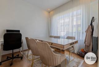 AALST - Instapklare, energiezuinige woning op centrale ligging!<br /><strong>EERSTE BEZOEKDAG VRIJDAG 11/09 VANAF 15U (enkel op afspraak!)</strong><br /><br />Bent u op zoek naar een instapklare woning met een centrale ligging, verrassend veel ruimte en een gunstige energiescore? Dan is deze woning in Aalst zeker een bezoek waard!<br /><br />Bij het binnenkomen wordt u verwelkomd in de inkomhal die rechtstreeks toegang biedt tot de woonkamer. De woonkamer vormt het hart van de woning en biedt een vlotte verbinding met de rest van de leefruimtes.<br /><br />Op het gelijkvloers vinden we verder een vernieuwde keuken, die toegang biedt tot het terras. Daarnaast beschikt de woning over een praktische douchekamer, die tevens ingericht is als wasplaats en voorzien is van een toilet.<br />Via de trap vanuit de woonkamer bereikt u de eerste verdieping. Hier bevindt zich een ruime slaapkamer en een bijzonder ruime badkamer, uitgerust met een bad, wastafel en toilet.<br />Ook de tweede verdieping biedt heel wat mogelijkheden. Hier vinden we nog twee slaapkamers, die uiteraard ook perfect kunnen worden ingericht als bureauruimte, dressing of hobbykamer.<br /><br />Buiten kunt u volop genieten van de voorjaarszon op het aangename terras. De terrasoverkapping met ingebouwde verlichting zorgt bovendien voor een gezellige buitenruimte waar u ook op andere momenten van het jaar heerlijk kunt vertoeven. Een praktische tuinberging biedt extra opbergruimte.<br /><br />Ook op energetisch vlak scoort deze woning bijzonder goed. De woning beschikt over een gunstig EPC-label B, een conforme elektrische keuring en maar liefst 14 zonnepanelen. Een mooie troef voor wie comfortabel en energiezuinig wil wonen.<br /><br />Kortom, een instapklare en veelzijdige woning met een centrale ligging in Aalst en uitstekende energetische troeven. <br />Bent u benieuwd naar deze woning? Neem dan vandaag nog contact met ons op 053/60.65.60. en ontdek zelf de ruimte, het comfort en de mogelijkheden die deze woning te bieden heeft!