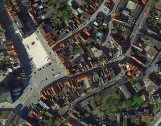 <strong>VEELBELOVEND HANDELSPAND IN HARTJE OUDENAARDE</strong> in een <strong>ZIJSTRAAT VAN DE MARKT</strong> te met een <strong>BOVENLIGGEND</strong> <strong>RENOVATIEPROJECT </strong>(Mogelijkheid tot het creëren van 3 appartementen (plannen hiervan beschikbaar).<br />Een betere <strong>LOCATIE EN VISIBILITEIT </strong>is haast niet te vinden en is nu beschikbaar voor u!<br />Met haar<strong> 271 M² AAN</strong> <strong>BEWOONBARE OPPERVLAKTE </strong>biedt deze eigendom u heel wat potentieel en ruimte. <br />Het <strong>HANDELSGEDEELTE VAN 125 M² </strong>is de ideale vestiging voor uw zaak en is <strong>MOMENTEEL VERHUURD AAN RENDABELE HUURDERS</strong>, dus ook de <strong>IDEALE OPBRENGSTEIGENDOM</strong>!<br />Daarenboven beschikt u hier over een <strong>GARAGE</strong>, <strong>TE BEREIKEN VIA DE ACHTERLIGGENDE STRAAT</strong>!<br /><br />Kom snel zelf de mogelijkheden van deze eigendom ontdekken! <br />Plannen voor het in te richten woongedeelte zijn te verkrijgen op aanvraag!<br /><br /><br />Adres: Broodstraat 31 te Oudenaarde