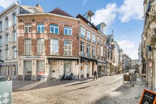 Centraler dan in de winkelwandelstraat van de Mechelsestraat nr 46 kan je echt niet zitten !  Dit historische pand is gelegen op wandelafstand van...