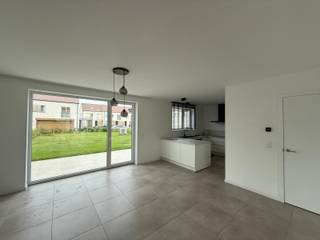 ENERGIEZUINIGE NIEUWBOUWWONING<br /><br />De lichtrijke, instapklare nieuwbouwwoning biedt alle comfort voor een zorgeloos woongenot en ligt in de directe nabijheid van winkels, station en scholen.<br /><br />INDELING:<br /><br />GELIJKVLOERS: hall met gastentoilet, leefruimte met volledig ingerichte keuken (vaatwasser, koelkast, dampkap, inductiekookplaat, oven…), aansluitend berging onder de trap. Vanuit de keuken is er toegang tot het terras en tuin.<br /><br />VERDIEPING: nachthall, toilet, 4 slaapkamers en 2 badkamers (1 met bad en 1 met inloopdouche)<br /><br />Er is een vaste trap naar de niet ingerichte zolder.<br /><br />Vooraan is er een buitenberging aanwezig.<br />De eigen parkeerplaats situeert zich achter de woning.<br /><br />PLUSPUNTEN VAN DEZE WONING:<br /><br />- Instapklaar<br />- Energiezuinig<br />- Rustige locatie<br />- Groenzone in de directe omgeving