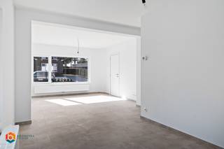 Op een uitstekende locatie in Hulshout bevindt zich deze instapklare woning met drie slaapkamers en garage. Deze woning werd in 2025 van casco volledig afgewerkt met nieuwe keuken, badkamer, elektriciteit, leidingen, ... U geniet hier van een centrale ligging, vlak bij winkels, scholen en openbaar vervoer, met bovendien een vlotte verbinding naar de belangrijkste invalswegen.<br /><br />We betreden de woning via de inkomhal, die ons leidt naar de lichtrijke leefruimte. Deze biedt plaats voor een gezellige zithoek en een aparte eetruimte. Aansluitend bevindt zich de open keuken, die mooi geïntegreerd is in het geheel en voorzien is van de voornaamste toestellen. Het gelijkvloers beschikt verder nog over een ruime wasplaats/berging en een apart toilet. De nachthal op de eerste verdieping geeft ons toegang tot drie slaapkamers en de badkamer uitgerust met een inloopdouche, lavabo en toilet. Op de nachthal heeft u de mogelijkheid nog een extra bureauruimte in te richten. Op het terras met tuin kunt u steeds in alle rust en privacy genieten van het mooie weer. De tuin is niet alleen bereikbaar via de woning zelf, maar ook langs de achterzijde. Een bijkomende troef is de aparte garage die bij aan te kopen is en bereikbaar is via een oprit langs de woning. Achteraan het perceel bevindt zich nog een tweede tuin, gemeenschappelijk voor beide woningen. De EPC bedraagt slechts 188 en de elektriciteit is conform.<br /><br />Dit is een uitstekende opportuniteit als u op zoek bent naar een instapklare woning te Hulshout. Contacteer ons voor meer informatie op 0472 22 12 41 of neem een kijkje op www.boonstravastgoed.be. <br /><br />Bijzonderheden:<br />- 3 slaapkamers<br />- Grondige renovatie (2025)<br />- Aparte garage bij aan te kopen