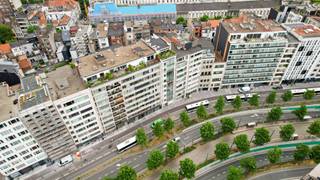 Op de Antwerpse Leien, meerbepaald de Italiëlei bevindt zich op de gelijkvloerse verdieping van dit appartementsgebouw een niet-residentiële...