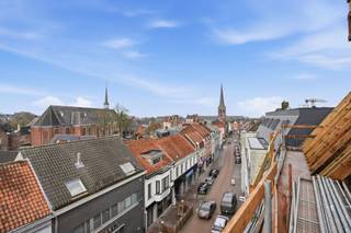 Duplexappartement op de derde en vierde verdieping van een kleinschalig kwalitatief hoogstaand appartementsgebouw.<br />
<p>Villa Allegro is een exclusief nieuwbouwproject gelegen aan de Kortrijkstraat. Hier worden vier uitzonderlijk ruime appartementen en een handelspand gerealiseerd op een toplocatie in het centrum met winkels, horeca, cultuur, sport en openbaar vervoer op wandelafstand.</p>
<p>De appartementen onderscheiden zich door hun royale en doordachte indeling, grote raampartijen die overvloedig natuurlijk licht binnenlaten, en een verfijnde afwerking met uitsluitend hoogwaardige materialen, in harmonie met het luxueuze en kwalitatieve karakter van het gebouw.</p>
<p>De appartementen beantwoorden aan de meest recente energetische normen en zijn uitgerust met vloerverwarming op basis van een individuele warmtepomp en een ventilatiesysteem voor een gezond binnenklimaat.</p>
<p>Achteraan het terrein zijn private garages voorzien, bereikbaar via het Rameplein, evenals fietsenbergingen met een toegang langs de Nieuwstraat.<br /><br /><b>Jouw woonwensen, jouw indeling.</b><br /><span>Kopers krijgen de mogelijkheid om de inrichting en afwerking af te stemmen op hun eigen stijl en behoeften, in samenspraak met de bouwheer.</span><br /><br /><b><u>Villa Allegro bestaat uit volgende entiteiten :</u></b><br /><span>- Gelijkvloers: 275 m² handelsruimte - </span><b>VERKOCHT </b><br /><span>- 1° Verdiep (1.1): 160 m² + 34 m² terrassen – 3 slpk – 2bdk - berging</span><br /><span>- 2° Verdiep (2.1): 160 m² + 28 m² terrassen – 3 slpk – 2 bdk – berging</span><br /><span>- 3° Verdiep (3.1): duplex 116 m² + 11 m² terrassen – 2 slpk – bdk – berging</span><br /><span>- 3° Verdiep (3.2): duplex 121 m² + 23 m² terrassen – 2 slpk – bdk – berging</span><br /><span>- 5 privatieve bergingen </span><br /><span>- Individuele fietsenbergingen</span><br /><span>- 6 garages + 3 autostandplaatsen</span><br /><br /><b>Mogelijkheid tot aankoop aan 6% btw<span> </span></b><span>(i.p.v. 21%), indien u voldoet aan de voorwaarden.</span><br /><span>Meer info hierover op kantoor.</span></p>