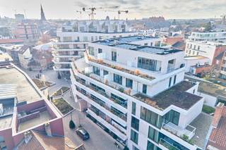 <span><strong>Geniet van 6% btw, ook interessant voor investeerders! Informeer naar de voorwaarden.<br /></strong><br />De Bonnefant, Wonen in het midden van de stad en toch omgeven door groen. Een iconisch gebouw op een centrale en culturele locatie waar er ruimte is voor luxe, een onvergetelijke woonervaring of zorgeloos wonen in een assistentiewoning. </span><br /><br /><span>Tussen de gebouwen van De Bonnefant is een </span><strong>groene doorsteek</strong><span> gecreëerd die de Demerstraat rechtstreeks verbindt met het begijnhof. Gezellig vertoeven in één van de twee gemeenschappelijke binnentuinen of liever een barbecue met de buren? Bovendien hebben de terrassen geïntegreerde plantenbakken die zijn uitgerust met een automatisch beregeningssysteem. Een extra groene beleving is verzekerd.</span><br /><br /><span>Het bestaande RTT-gebouw is volledig gerenoveerd met het behoud van de Hasseltse authenticiteit en verder uitgebreid met energiezuinige nieuwbouw. Parkeren in het centrum is geen evidentie maar toekomstige bewoners van De Bonnefant kunnen parkeren in de ruime ondergrondse parkeerplaats. Je kan ook je fiets kwijt in de fietsenstalling. </span><br /><br />
<p><strong>APPARTEMENT B1 AS 07</strong> - Verdiep 1</p>
<span><span>- bewoonbare oppervlakte: 72 m²<br />- oppervlakte terras: 10 m²<br />- leefruimte met open keuken <br />- ruim terras zijde Bonnefantenstraat<br />- 1 ruime slaapkamer met ensuite-badkamer<br />- berging<br />- ideale investeringsopbrengst<br /><br /></span></span>
<p>GENIET VAN <strong>6% btw</strong> (onder voorwaarden). Vermelde prijs is exclusief ondergrondse parkeerplaats en exclusief registratie, btw en notariskosten. Alle appartementen werden intussen volledig afgewerkt en zijn <strong>onmiddellijk bewoonbaar</strong>. Contacteer ons voor een bezoek ter plaatse. Wij ontzorgen je ook voor <strong>de verkoop</strong> van <strong>je huidige woning</strong>! Voor meer uitleg helpen we je graag verder.</p>