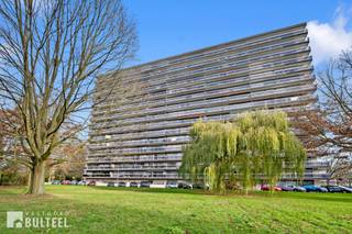 Dit energiezuinig en ruim appartement op de tweede verdieping in blok V van residentie Fabiola heeft recent een totaalrenovatie ondergaan. Het...