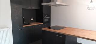 Instapklaar appartement met zeer centrale ligging in de buurt van het Centraal Station vlakbij openbaar vervoer en grote verbindingswegen<br /><br /><br /><strong>Indeling:</strong><br /><br />Inkomhal op tegels.<br />Ingerichte open keuken met frigo en diepvries, inductie kookvuur en dampkap, vaatwasser, combi-oven<br />Living: +/- 25 m² op tegels.<br />Slaapkamer: +/- 16m² op laminaat.<br />Badkamer met douche .<br />Berging met aansluiting wasmachine en droogkast.<br />Afzonderlijk toilet met lavabo.<br />Terras: +/- 15m²<br /><br />Nutsvoorzieningen individueel.<br />Zonnepanelen.<br /><br />Algemene onkosten: €70 permaand<br /> 