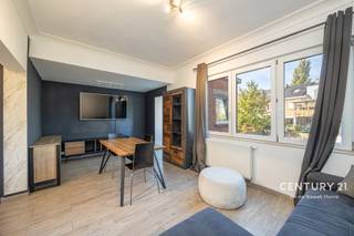 <p><span>Ontdek dit aangename en instapklare gelijkvloerse appartement met één slaapkamer, ideaal voor wie comfortabel wil wonen en graag geniet van een groene omgeving. Dankzij de rechtstreekse toegang tot de grote gemeenschappelijke tuin vormt dit appartement een interessante opportuniteit voor starters, alleenstaanden, koppels of investeerders.</span></p>
<p><span>Een absolute troef is de </span><strong><span>directe toegang tot de ruime gemeenschappelijke tuin</span></strong><span>. Hier kunt u genieten van zonnige dagen, ontspannen in het groen of rustig een boek lezen. De tuin biedt een aangename buitenruimte en zorgt voor een extra gevoel van openheid, wat dit gelijkvloerse appartement bijzonder aantrekkelijk maakt.</span></p>
<p><span>Het appartement beschikt over één slaapkamer en biedt een praktische woonoplossing voor wie op zoek is naar een comfortabele en overzichtelijke woonst. Bovendien is het appartement </span><strong><span>instapklaar</span></strong><span>, zodat u er zonder grote renovatiewerken uw intrek kunt nemen. Ook op technisch vlak is er een belangrijk voordeel: </span><strong><span>de elektrische installatie is conform</span></strong><span>.</span></p>
<p><span>Daarnaast beschikt het appartement over </span><strong><span>twee grote kelders</span></strong><span>, ideaal voor het opbergen van fietsen, seizoensspullen, materiaal of andere persoonlijke bezittingen. Deze extra bergruimte vormt een mooie meerwaarde en zorgt voor nog meer praktisch wooncomfort.</span></p>
<p><span>Dankzij de gelijkvloerse ligging geniet u van een vlotte toegankelijkheid. De combinatie van een praktische indeling, een instapklare afwerking, twee ruime kelders en de rechtstreekse toegang tot de gemeenschappelijke tuin maakt dit appartement bijzonder aantrekkelijk.</span></p>
<p><span>Of u nu op zoek bent naar uw eerste eigen woning, een comfortabele woonst of een interessante investering, dit appartement biedt tal van troeven.</span></p>
<p><strong><span>Een instapklaar gelijkvloers appartement met één slaapkamer, conforme elektriciteit, twee grote kelders en toegang tot een ruime gemeenschappelijke tuin. Zeker een bezoek waard!</span></strong></p>