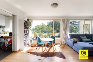 <p><span>Uniek en magnifiek wonen op de 2e verdieping: Riant 4-slaapkamerappartement </span></p><p><span>Droomt u van ongeziene ruimte, comfort en een rustgevend uitzicht op het groen? Dit uitzonderlijke appartement van maar liefst ca. 153 m² (cfr. EPC) op de tweede verdieping biedt een zee aan ruimte. Het pand is ontstaan uit een doordachte samenvoeging van twee appartementen, wat zorgt voor een royale indeling én het comfort van twee afzonderlijke inkommen. Met een gunstig EPC B-label en een conforme elektrische keuring woont u hier bovendien volledig zorgeloos.</span></p><p><span> </span></p><p><span>Inkom & Sfeervolle leefruimte</span></p><p><span>U betreedt het appartement via de centrale inkomhal. De royale leefruimte baadt in het licht en heeft een gezellige houthaard als warm middelpunt. Aansluitend bevindt zich een halfopen bureauruimte ideaal voor thuiswerk. De praktisch ingerichte keuken biedt veel kastruimte en is voorzien van alle nodige inbouwtoestellen (kookplaat, dampkap, oven, vaatwasser en koelkast).</span></p><p><span> </span></p><p><span>Twee fantastische terrassen</span></p><p><span>Een unieke troef zijn de twee terrassen. Aan de achterzijde geniet u van een ruim terras met zicht op het omliggende groen. Grenzend aan de master bedroom bevindt zich een tweede, zuidwest-georiënteerd terras, waar u van 's middags tot 's avonds in alle privacy van de zon geniet.</span></p><p><span> </span></p><p><span>Slaapkamers, Badkamers & Wasruimte</span></p><p><span>Het appartement beschikt over maar liefst vier volwaardige slaapkamers. De twee achterste kamers, waaronder de royale master suite met inbouwdressing, zijn uitgerust met airconditioning. Praktisch is de aparte wasruimte vlak naast de master bedroom. Voor een vlot verloop van de ochtendspits zijn er twee badkamers, elk voorzien van een douche.</span></p><p><span> </span></p><p><span>Toplocatie & Parkeren</span></p><p><span>Gelegen in een rustige, groene buurt op wandelafstand van winkels, scholen en openbaar vervoer, met een snelle verbinding naar de Antwerpse Ring. Inclusief twee private kelderbergingen en de optie tot aankoop van een garage (29.000 euro).</span></p><p><span> </span></p><p><span>De highlights op een rij:</span></p><p><span>- Uitzonderlijke ruimte: Ca. 158 m² bewoonbare oppervlakte (2 inkommen).</span></p><p><span>- 4 slaapkamers & 2 badkamers: Inclusief master suite met dressing, airco en aparte wasruimte.</span></p><p><span>- Twee terrassen: Groen terras achteraan én een zuidwest-gericht zonneterras.</span></p><p><span>- Sfeer & Comfort: Royale leefruimte met houthaard, halfopen bureau en uitgeruste keuken.</span></p><p><span>- Energiezuinig & Conform: EPC B-label en goedgekeurde elektrische installatie.</span></p><p><span>- Topligging: Groene omgeving nabij alle voorzieningen en invalswegen.</span></p><p><span>- Praktisch: 2 kelders en optionele garage (29.000 euro).</span></p><p><span> </span></p><p><span>Een zeldzame kans op een royaal en instapklaar droomappartement. Plan snel uw bezoek!</span></p>