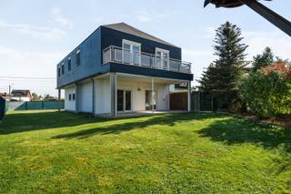 <p><strong>Veelzijdige open bebouwing in landelijke omgeving nabij het centrum van Boortmeerbeek.</strong></p>
<p>Deze veelzijdige woning in de Kallebeekstraat combineert een rustige, landelijke ligging met een vlotte bereikbaarheid nabij winkels, scholen, openbaar vervoer en invalswegen. De woning is ingericht met 3 afzonderlijke woonunits, wat ze bijzonder geschikt maakt voor grote gezinnen, co-housing of kangoeroe wonen met behoud van privacy. Met maar liefst 7 slaapkamers en 3 badkamers biedt deze eigendom uitzonderlijk veel ruimte en flexibiliteit. Dankzij het EPC-label B geniet u bovendien van een energiezuiniger wooncomfort. Een ideale opportuniteit voor wie op zoek is naar een ruime woning met verschillende gebruiksmogelijkheden.</p>
<p><strong>Belangrijkste ruimtes</strong>:<br />Gelijkvloers:<br />• Woonkamer<br />• Keuken<br />• 2 slaapkamers<br />• Badkamer<br />• Bureelruimte geschikt voor thuiswerk of praktijkruimte<br />• Garage met automatische garagepoort</p>
<p><strong>Verdiep:</strong><br />Appartement 1:<br />• Woonkamer met open keuken<br />• Apart toilet<br />• Berging<br />• Badkamer met ligbad, lavabo en toilet<br />• 2 slaapkamers<br />• Zolder met uittrekbare trap</p>
<p>Appartement 2:<br />• Hal met apart toilet<br />• Woonkamer met open keuken en berging<br />• Badkamer met inloopdouche, bidet, toilet en dubbele lavabo<br />• 2 slaapkamers waarvan 1 met vaste trap naar 3de slaapkamer</p>
<p><strong>Troeven:</strong><br />• Woning met 3 woonunits en veelzijdige indelingsmogelijkheden<br />• Landelijke omgeving nabij het centrum van Boortmeerbeek<br />• Zonnepanelen en thuisbatterij aanwezig</p>
<p>Neem vandaag nog contact op voor een bezoek.<br />JOUW DROOMHUIS. ZO GEVONDEN!</p>