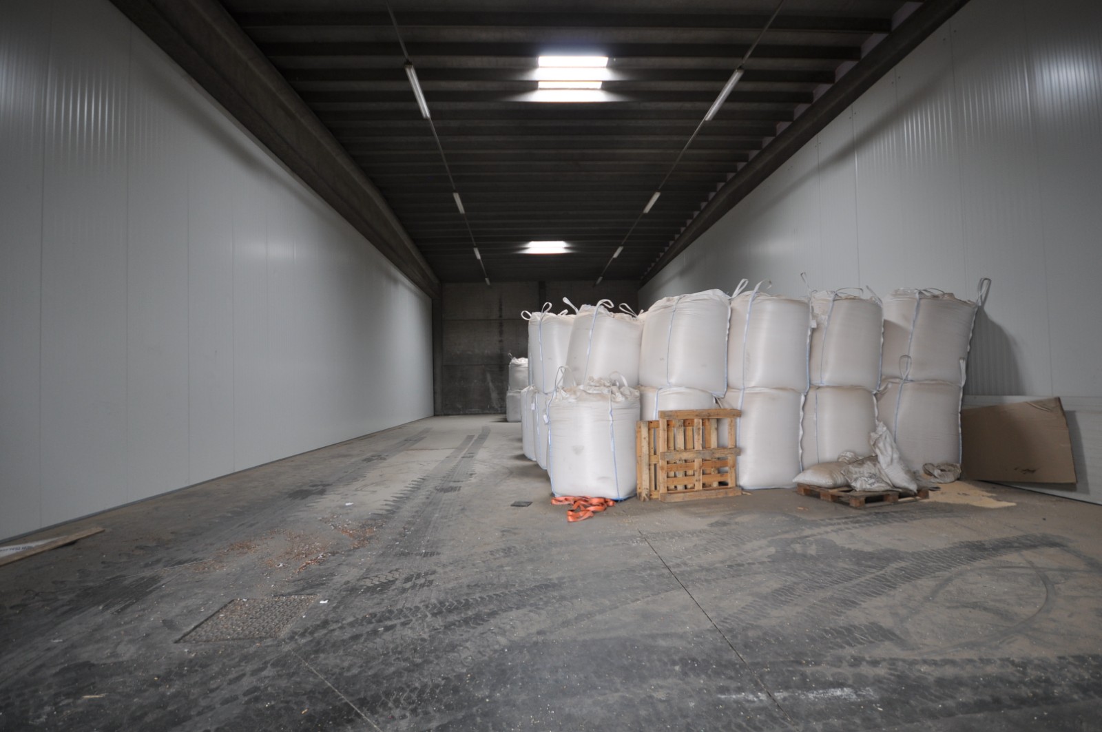 Magazijn van 700 m² gelegen te Avelgem, deelgemeente Kerkhove. - foto 3