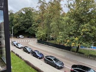 Dit prachtig gelegen appartement met twee slaapkamers, lift, terras en autostaanplaats bevindt zich in het hart van Lier, vlakbij de...